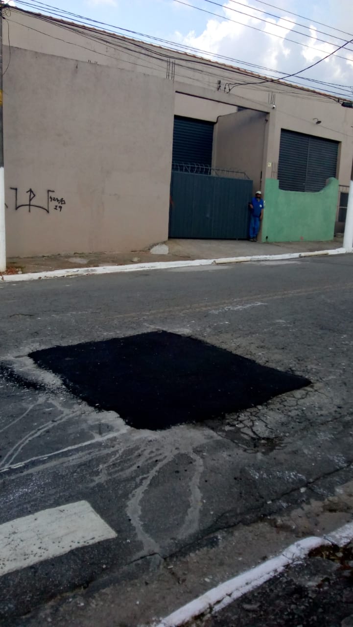 Mancha retangular escura indica que o asfalto novo foi colocado no buraco da rua Campo Florido, Jardim São Gabriel.